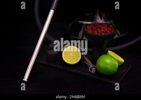 Shisha-Schale mit Tabak-Zitrusfrüchten auf dunklem Hintergrund Stockfoto