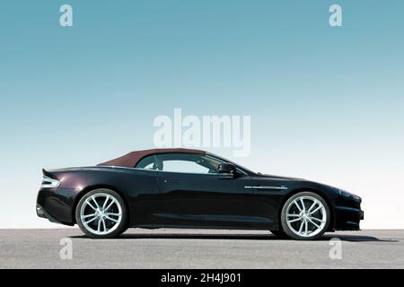 Kiew, Ukraine - 20. September 2014: Aston Martin DBS V12 Volante vor dem Hintergrund des klaren Himmels. Cabriolet. Luxuriöses Cabriolet. Schokoladencolo Stockfoto