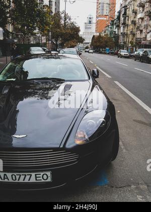 Kiew, Ukraine - 18. September 2010: Luxuriöser englischer Supersportwagen Aston Martin DB9 in der Stadt geparkt Stockfoto