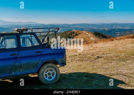 Der Herbst Karpaten Berge in der Ukraine. Der Himmel ist über den Bergen. Stimmungsvolle Landschaften während der Fahrt mit dem Jeep. Offroad-Expedition. Stockfoto