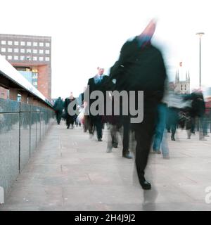 Business Blur. Kreative, abstrakte Ansicht des Fußgängerverkehrs über die London Bridge während der frühen Morgenverkehrszeit. Stockfoto