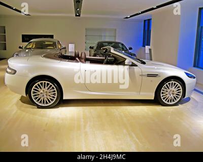 Kiew, Ukraine - 7. März 2011: Weißer Aston Martin DB9 Volante. Neues Auto Stockfoto