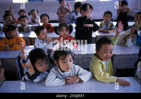 Chinesische Schulkinder Grundschüler im Klassenzimmer. Yiwu, Provinz Zhejiang, China. Franglin Dorfgrundschule. 2000er, 2001 HOMER SYKES Stockfoto