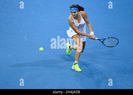 Prag, Tschechische Republik. November 2021. Clara Burel aus Frankreich im Einsatz während des Gruppe-A-Spiels des Frauen-Tennisspiels Billie Jean King Cup (ehemaliger Fed Cup) gegen Ekaterina Alexandrova aus Russland in Prag, Tschechische Republik, 3. November 2021. Quelle: Ondrej Deml/CTK Photo/Alamy Live News Stockfoto