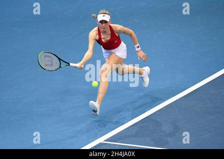 Prag, Tschechische Republik. November 2021. Ekaterina Alexandrova aus Russland in Aktion während der Gruppe Ein Spiel des Frauen-Tennisspiels Billie Jean King Cup (ehemaliger Fed Cup) gegen Clara Burel aus Frankreich in Prag, Tschechische Republik, 3. November 2021. Quelle: Ondrej Deml/CTK Photo/Alamy Live News Stockfoto