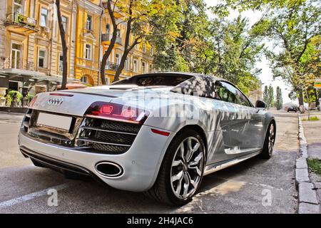 Kiew, Ukraine - 17. Juni 2014. Luxuriöser Supersportwagen Audi R8 V10 Spyder in der Stadt geparkt Stockfoto