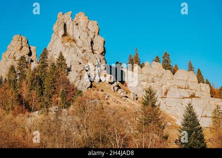 Nationalpark mit Felsen Hintergrund. Tausend Jahre alte Festung von Tustan, archäologische und Naturdenkmal, Ukraine, Karpaten Berge. Herbst Stockfoto