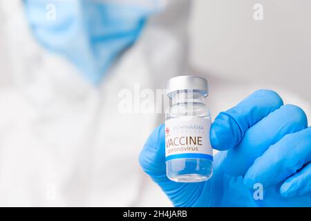 Bio Pharma-Impfstoff gegen SARS-Cov-2, Coronavirus oder Covid-19, vom Arzt in Gummihandschuhen auf den Tisch gelegt, März 2021, San Francisco, USA Stockfoto