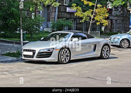 Kiew, Ukraine - 17. Juni 2014. Luxuriöser Supersportwagen Audi R8 V10 Spyder in der Stadt geparkt Stockfoto