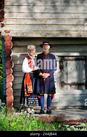 Schwedisches Paar in traditionellen Kostümen Stockfoto