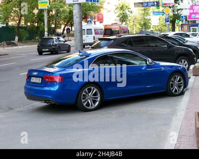 17. April 2016. Kiew - Ukraine. Blauer Audi RS5 in der Stadt Stockfoto