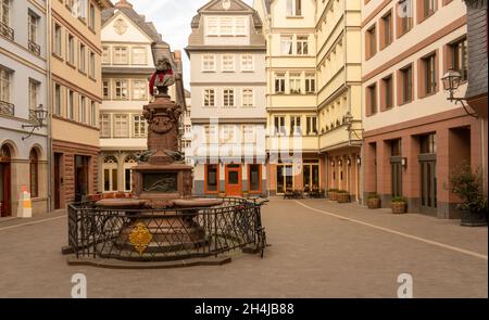 Frankfurt, Hessen - Januar 17. 2020 der Hühnermarkt in der restaurierten Frankfurter Altstadt mit dem Stolze-Brunnen Stockfoto