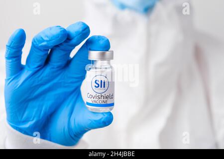 Serum Institute of India SII-Fläschchen oder -Flasche mit Pharmazeutika, die vom Gesundheitshelfer oder Wissenschaftler in Gummihandschuhen nachgewiesen wurden, Oktober 2021, San Stockfoto