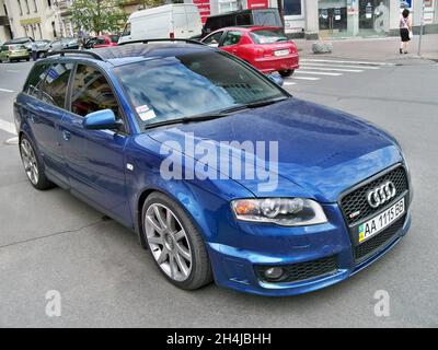 Kiew, Ukraine - 25. August 2010: Blauer Audi RS4 Avant in der Stadt geparkt Stockfoto