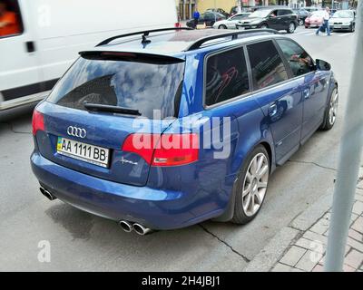 Kiew, Ukraine - 25. August 2010: Blauer Audi RS4 Avant in der Stadt geparkt Stockfoto