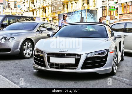 Kiew, Ukraine - 17. Juni 2014: Audi R8 Spyder und Bentley Continental GT in der Stadt Stockfoto