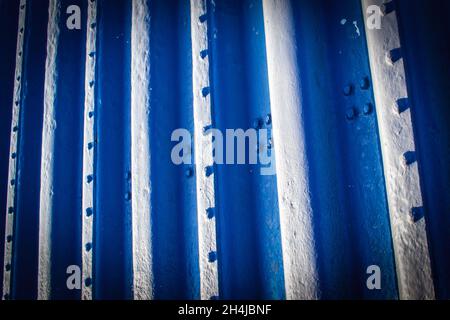 Nahaufnahme eines blauen Wellblechdachs Stockfoto
