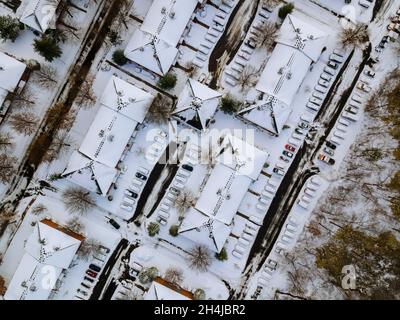 Panoramablick auf schneebedeckten Wohnviertel Apartment-Komplex Wintertag Stockfoto