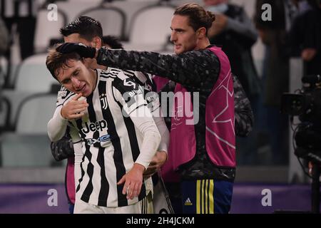 Federico Chiesa vom FC Juventus feiert mit Adrien Rabiot, nachdem er beim Fußballspiel der UEFA Champions League der Gruppe H zwischen dem FC Juventus und Zenit ST Petersburg am 2. November 2021 im Juventus-Stadion in Turin (Italien) ein Tor erzielt hat. Foto Federico Tardito / Insidefoto Stockfoto