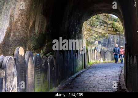 Grabsteine am Eingangstunnel zum St James’s Cemetery, Liverpool. UK.dieser schöne Friedhof im Stadtzentrum beginnt am besten mit einem kurzen Spaziergang Stockfoto