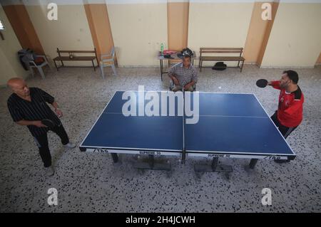 Gaza. November 2021. Der Palästinenser Abdel Qader Abu Libda (R), geboren mit einer Behinderung in beiden Händen, spielt am 3. November 2021 in einem Sportclub in der Stadt Rafah im südlichen Gazastreifen Tischtennis. Quelle: Khaled Omar/Xinhua/Alamy Live News Stockfoto