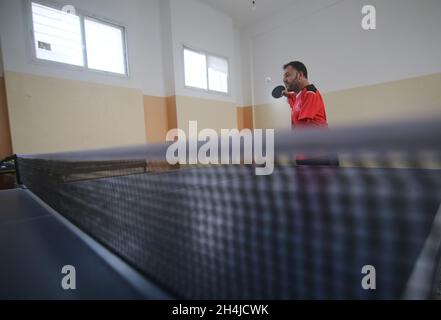 Gaza. November 2021. Der Palästinenser Abdel Qader Abu Libda, geboren mit einer Behinderung in beiden Händen, spielt am 3. November 2021 in einem Sportclub in der Stadt Rafah im südlichen Gazastreifen Tischtennis. Quelle: Khaled Omar/Xinhua/Alamy Live News Stockfoto