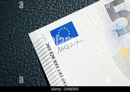 Nahaufnahme der neuen 5-Euro-Banknote mit EU-Flagge und Mario Draghi-Unterschrift Stockfoto