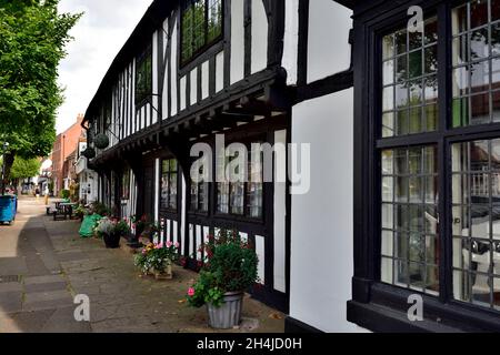 Altes, traditionelles Eichenholzhaus mit Ziegelsteinen zwischen den Balken, Henley-in-Arden, Warwickshire, Großbritannien Stockfoto