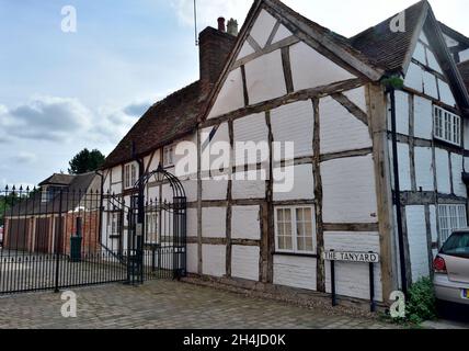 Altes, traditionelles Eichenholzhaus mit Ziegelsteinen zwischen den Balken, Henley-in-Arden, Warwickshire, Großbritannien Stockfoto