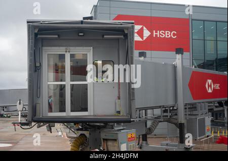 London, Großbritannien - 03. November 2021: Flughafen Heathrow. Stationäre Terminals an der Start- und Landebahn des Flughafens. Straßenverkehrsinfrastruktur des Praktikanten Stockfoto