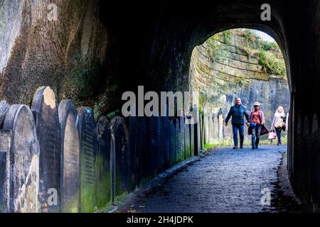 Grabsteine am Eingangstunnel zum St James’s Cemetery, Liverpool. UK.dieser schöne Friedhof im Stadtzentrum beginnt am besten mit einem kurzen Spaziergang Stockfoto