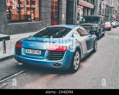 Kiew, Ukraine - 25. August 2010: Blauer Audi R8 in der Stadt geparkt Stockfoto