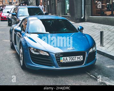 Kiew, Ukraine - 25. August 2010: Blauer Audi R8 in der Stadt geparkt Stockfoto