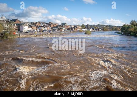 Weitblick auf den Fluss Nith in der Spate Blick flussabwärts in Richtung Whitesands, Dumfries, Schottland, zwei Tage nach schweren Überschwemmungen. Stockfoto