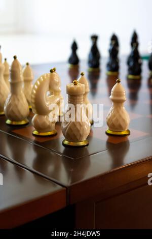 Das Konzept des Spiels, Schachfiguren auf dem Tisch Stockfoto