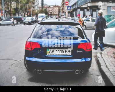 Kiew, Ukraine - 25. August 2010: Blauer Audi RS4 Avant in der Stadt geparkt Stockfoto