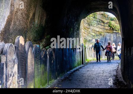 Grabsteine am Eingangstunnel zum St James’s Cemetery, Liverpool. UK.dieser schöne Friedhof im Stadtzentrum beginnt am besten mit einem kurzen Spaziergang Stockfoto