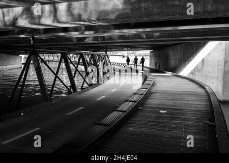 MELBOURNE, AUSTRALIEN - 16. Jun 2019: Eine Graustufenaufnahme von Melbourne entlang des Yarra River, Australien Stockfoto