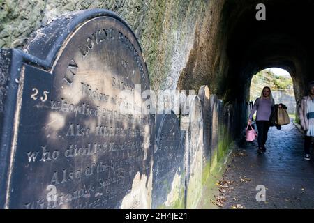 Grabsteine am Eingangstunnel zum St James’s Cemetery, Liverpool. UK.dieser schöne Friedhof im Stadtzentrum beginnt am besten mit einem kurzen Spaziergang Stockfoto