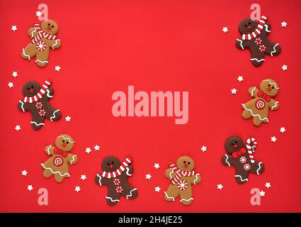 Weihnachten Lebkuchen mit Sternen оn roten Hintergrund. Grußkarte zu Weihnachten oder Neujahr. Stockfoto
