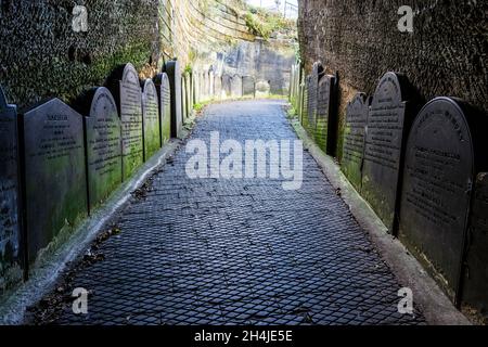 Grabsteine am Eingangstunnel zum St James’s Cemetery, Liverpool. UK.dieser schöne Friedhof im Stadtzentrum beginnt am besten mit einem kurzen Spaziergang Stockfoto