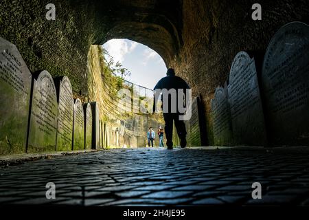 Grabsteine am Eingangstunnel zum St James’s Cemetery, Liverpool. UK.dieser schöne Friedhof im Stadtzentrum beginnt am besten mit einem kurzen Spaziergang Stockfoto