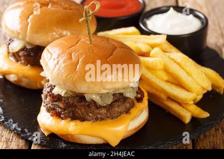 Butter Burger bestehend aus einem in der Pfanne angebratenen buttrigen Burger-Patty, einer Scheibe Käse, Zwiebeln in Butter gekocht und einem weichen Brötchen mit Butter in der Nähe bedeckt Stockfoto