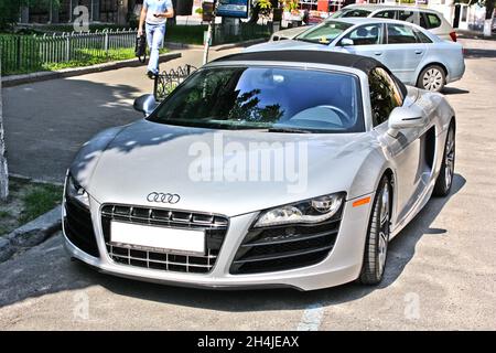 Kiew, Ukraine - 17. Juni 2014. Luxuriöser Supersportwagen Audi R8 V10 Spyder in der Stadt geparkt Stockfoto