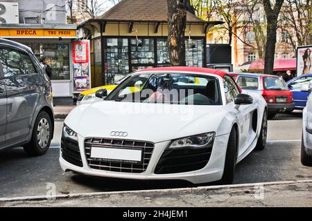 Kiew, Ukraine - 17. Juni 2014: Weißer Audi R8 Spyder im Stadtzentrum Stockfoto