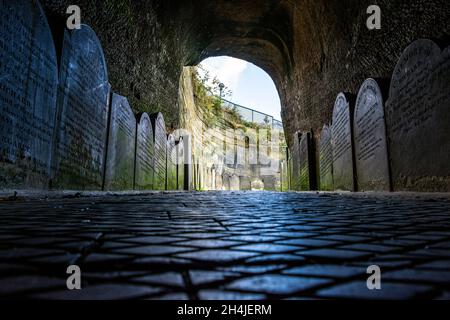 Grabsteine am Eingangstunnel zum St James’s Cemetery, Liverpool. UK.dieser schöne Friedhof im Stadtzentrum beginnt am besten mit einem kurzen Spaziergang Stockfoto