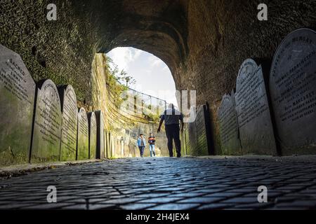 Grabsteine am Eingangstunnel zum St James’s Cemetery, Liverpool. UK.dieser schöne Friedhof im Stadtzentrum beginnt am besten mit einem kurzen Spaziergang Stockfoto