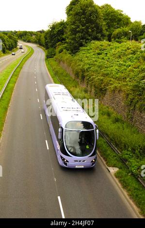 Erster Group Ftr Bus auf der Straße Großbritannien Stockfoto