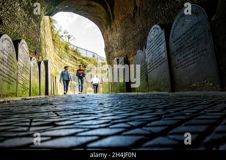 Grabsteine am Eingangstunnel zum St James’s Cemetery, Liverpool. UK.dieser schöne Friedhof im Stadtzentrum beginnt am besten mit einem kurzen Spaziergang Stockfoto