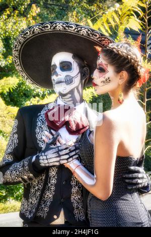 Paar, gekleidet als La Catrina und Señor Bones Charaktere, Dia De Los Muertos, 2021, NYC Stockfoto